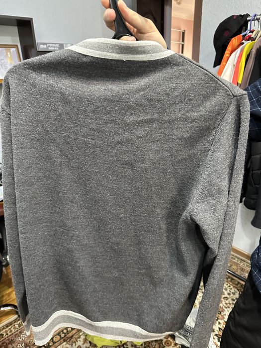 Свитер серый