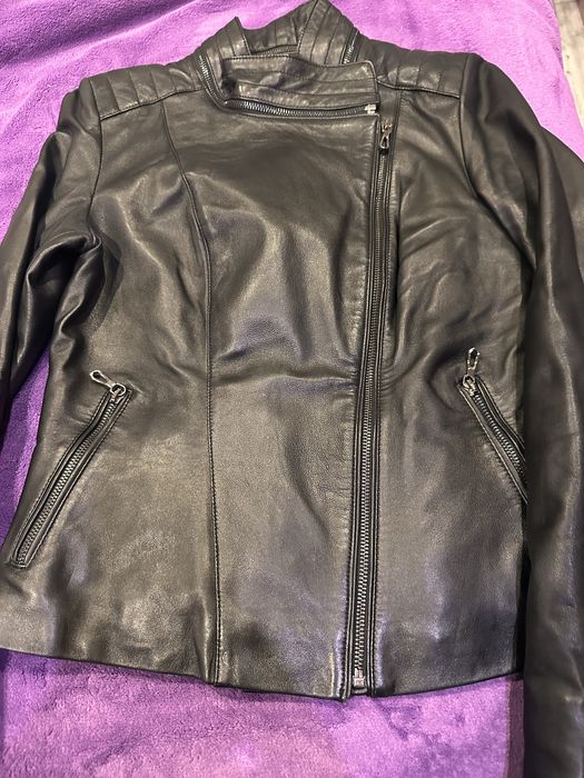 Естествена кожа късо яке,пиши L,но определено е M