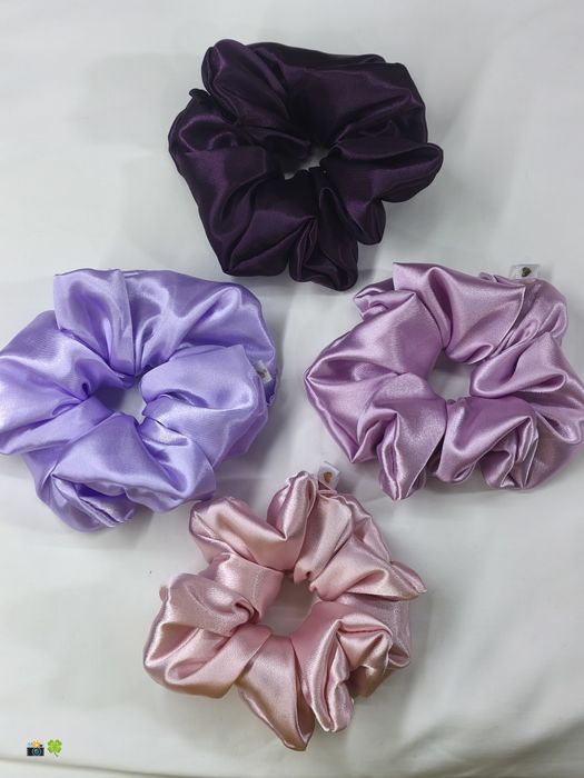 Скрънчи, дантела и сатен