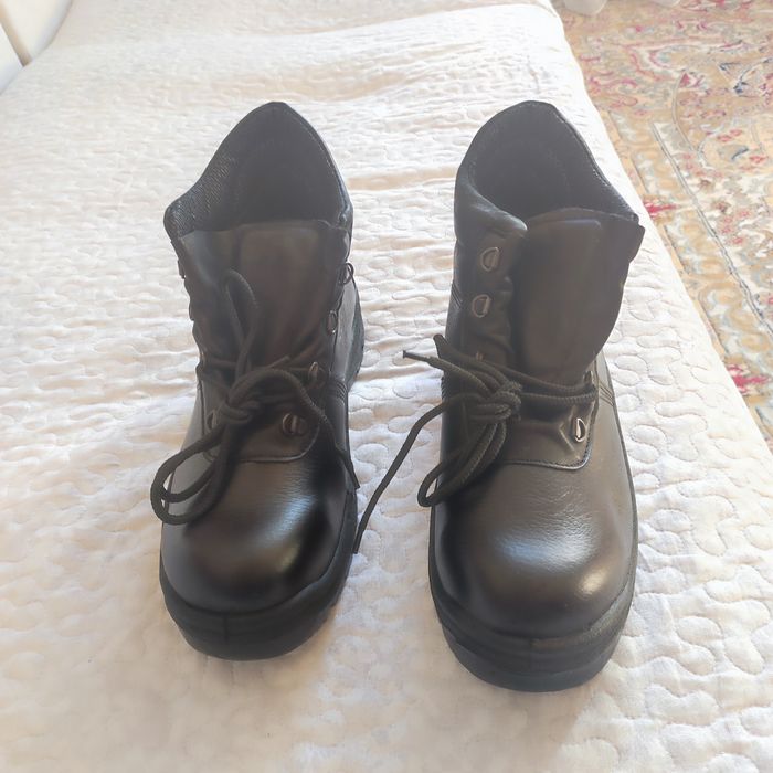 Продам новую спец обувь размер 42.