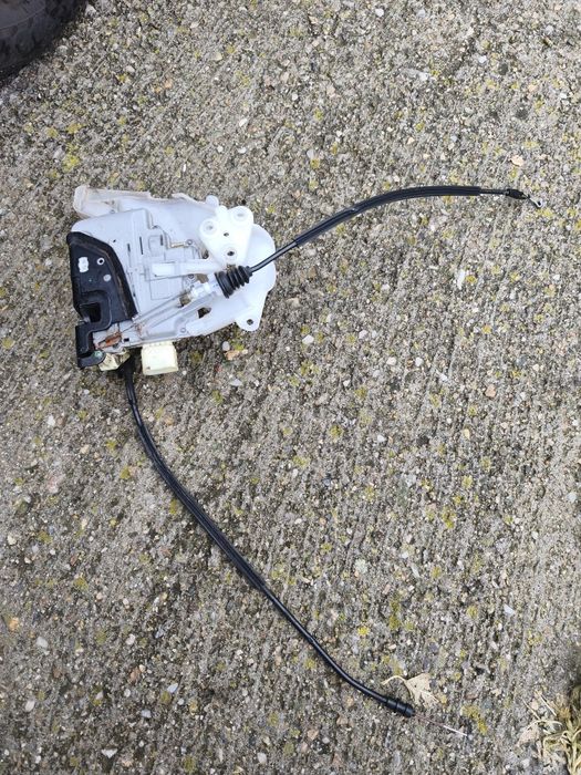 Broască cu cabluri ușă stânga față Volkswagen Passat B6 3C1837015A