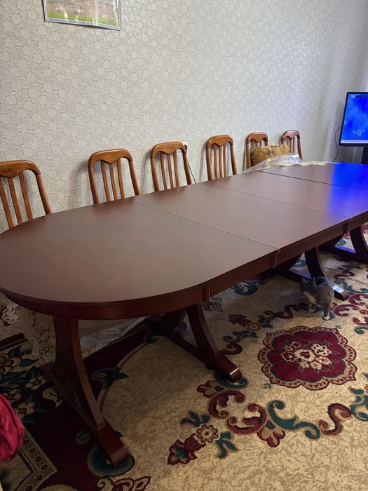 Стол с красного дерева вместе стульями