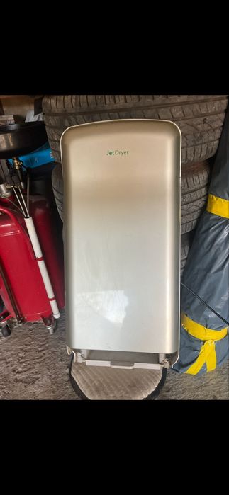 Стенен сешоар за ръце