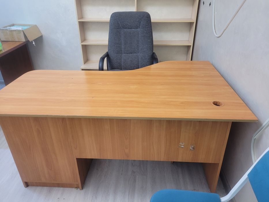 Продаеться срочно офисная мебель