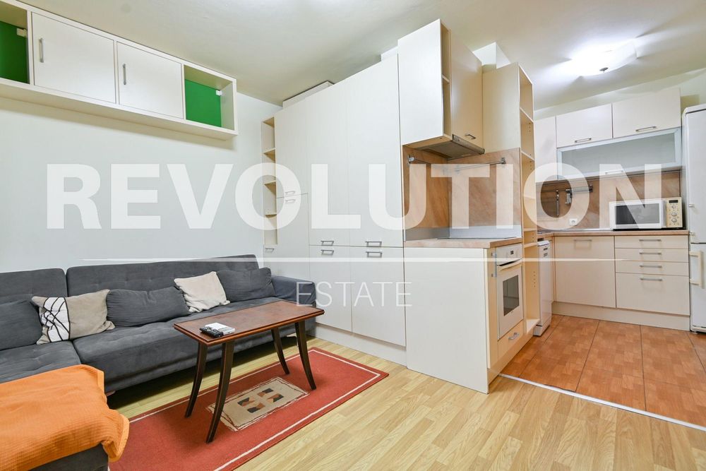 Дава се под наем Тристаен апартамент в София, Витоша - 77 кв.м за 847.62 € - Снимка #1