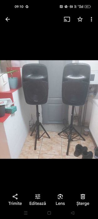 Vând 2 boxe active cu stativ .