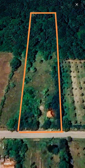 Vând teren intravilan, cu casa bătrânească.
