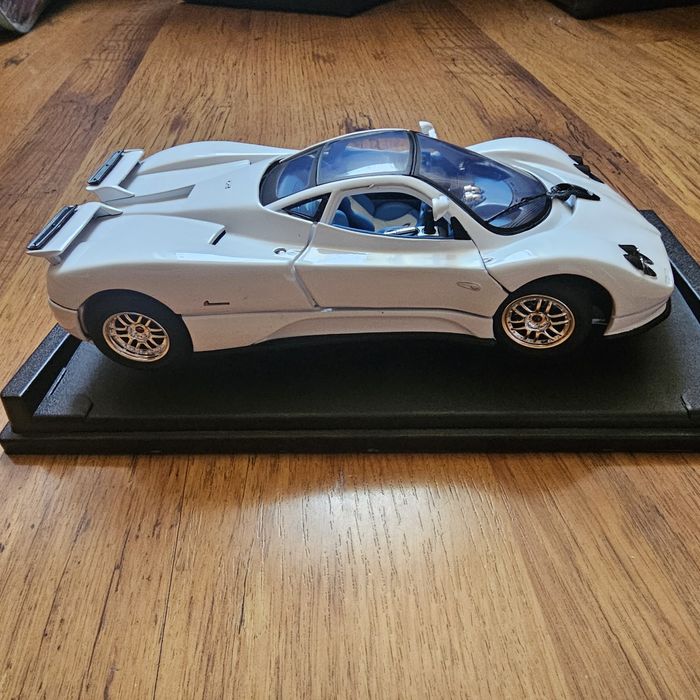 Колекционерски модел в мащаб 1:18 Pqgany Zonda LT12.