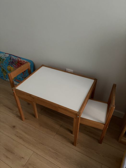 Продавам детски комплект масичка и столчета и шкаф Ikea