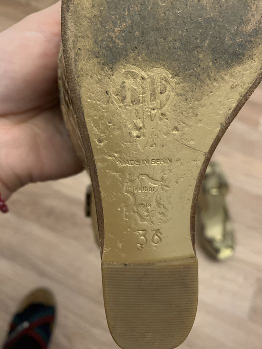 Продам босоножки