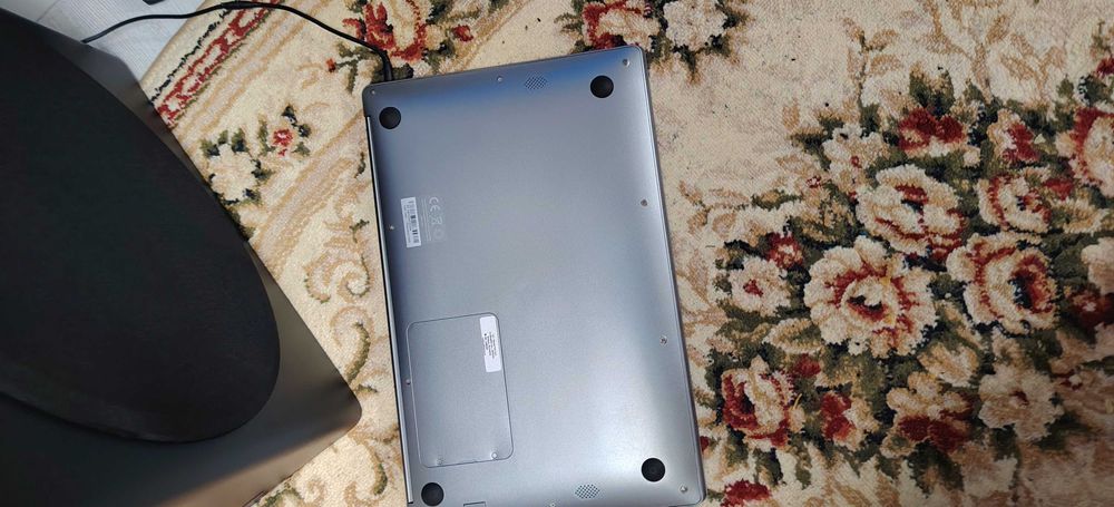 Laptop se deschide greu