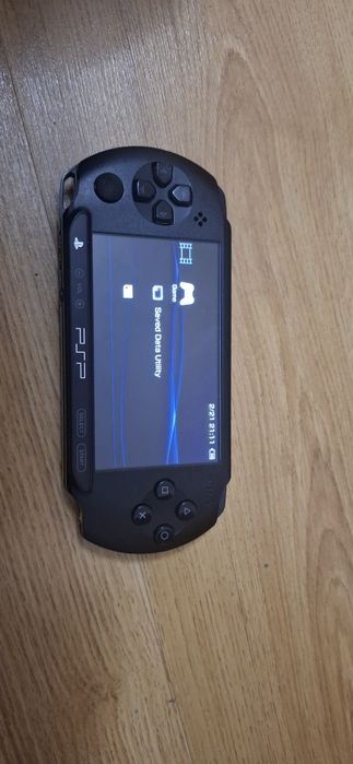 PSP E1004 cu încărcător, dock, borsetă și card cu jocuri