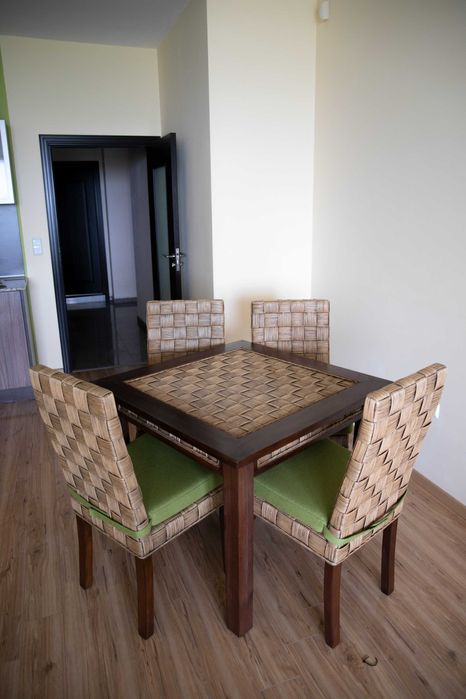 2 модела трапезни маси от ратан и масив.