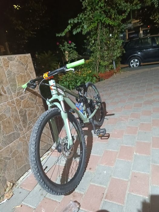 O bicicletă cube foarte bună
