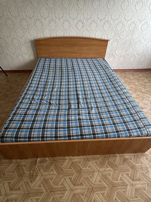 Двуспальная кровать с матрасом