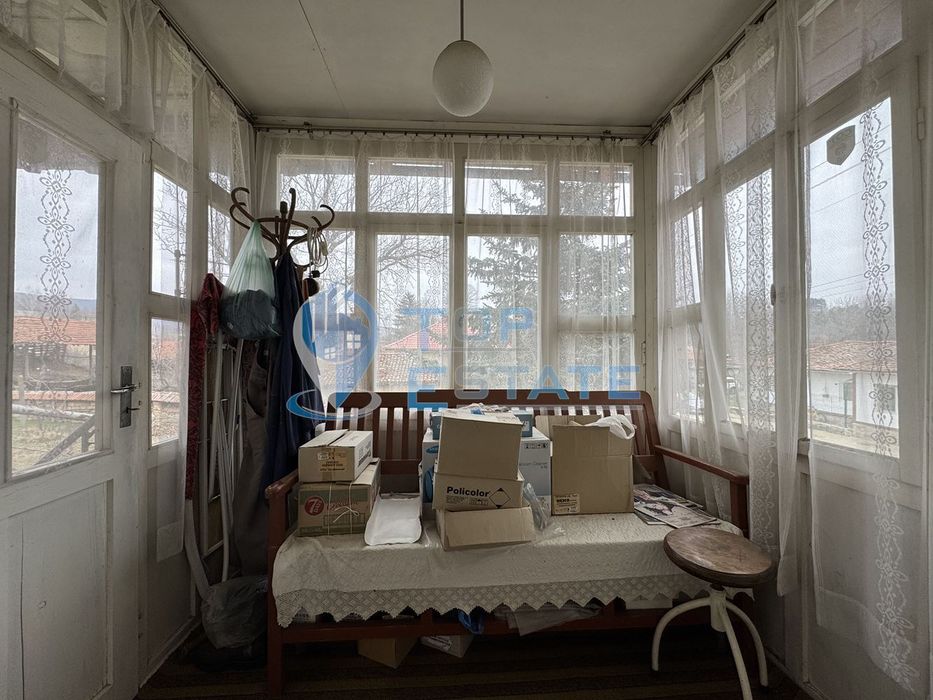 Двуетажна тухлена къща с гараж в с. Константин, област Велико Търново