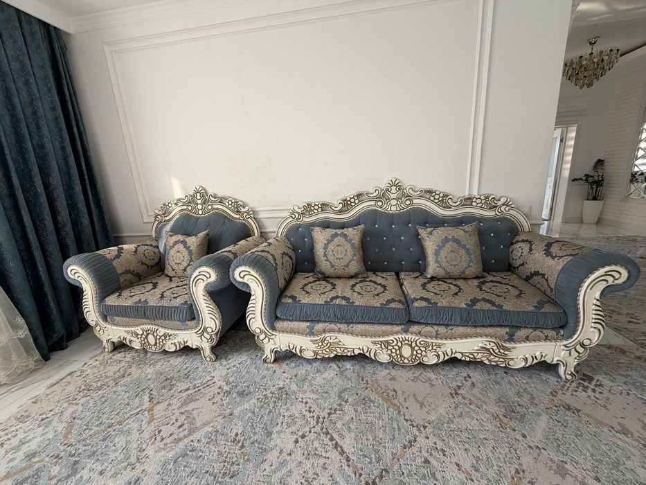 диван с двумя креслами