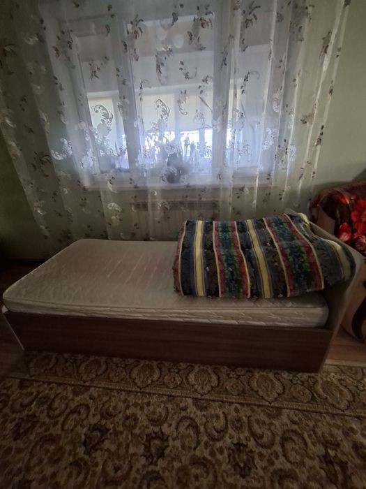 Односпальная кровать с матрасом