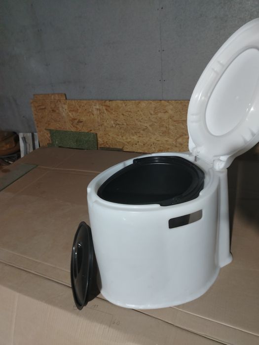 Пластиковый унитаз