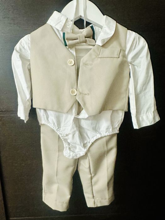 Costum botez baietel 6-9 luni elegant verde cu bej papion
