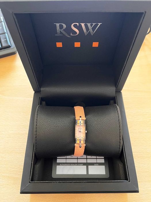 Нов швейцарски кварцов часовник - гривна RSW с диаманти 0,07 карата