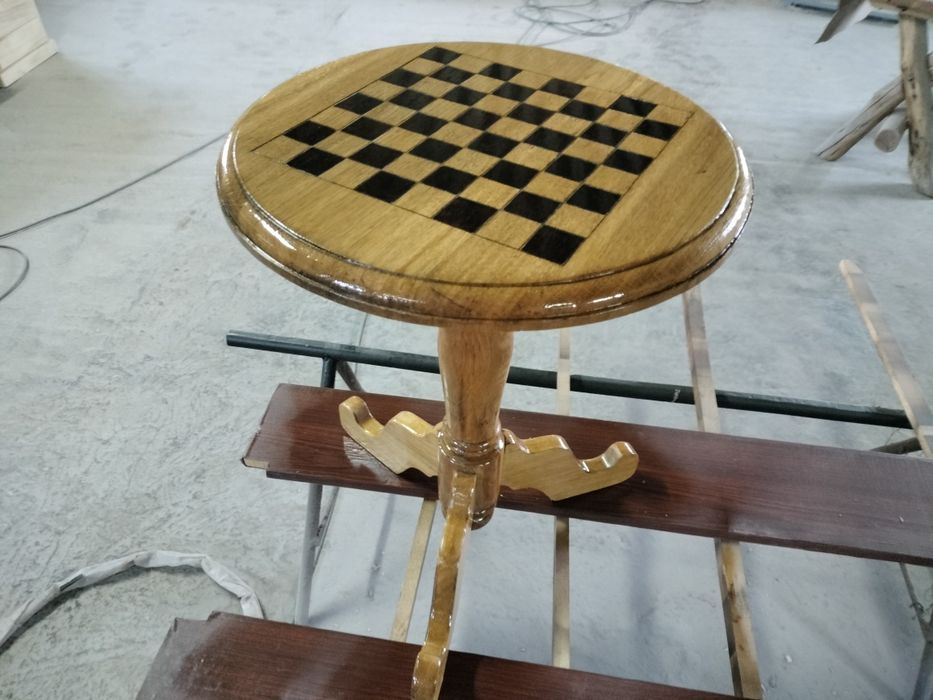 Masa pentru șah din lemn masiv de stejar  , veche , reparată și restaurată .