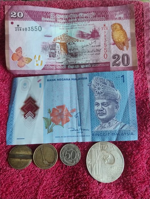 Vând două bancnote și o monedă plus cele trei
