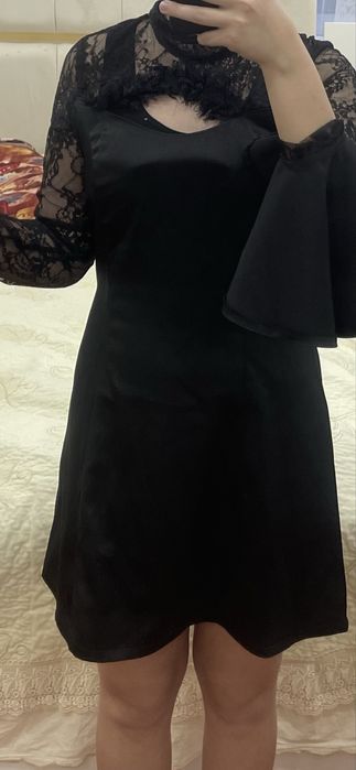 Коротенькое платье черного цвета