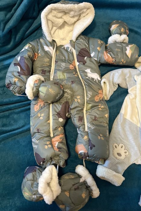 Saltea activitati  + perna  multifunctionarede + salopeta + biberoane