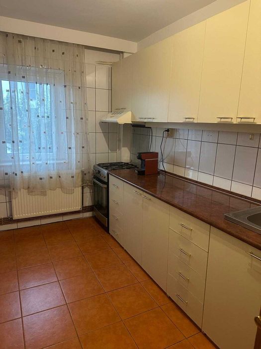 Inchiriez apartament cu 3 camere decomandat