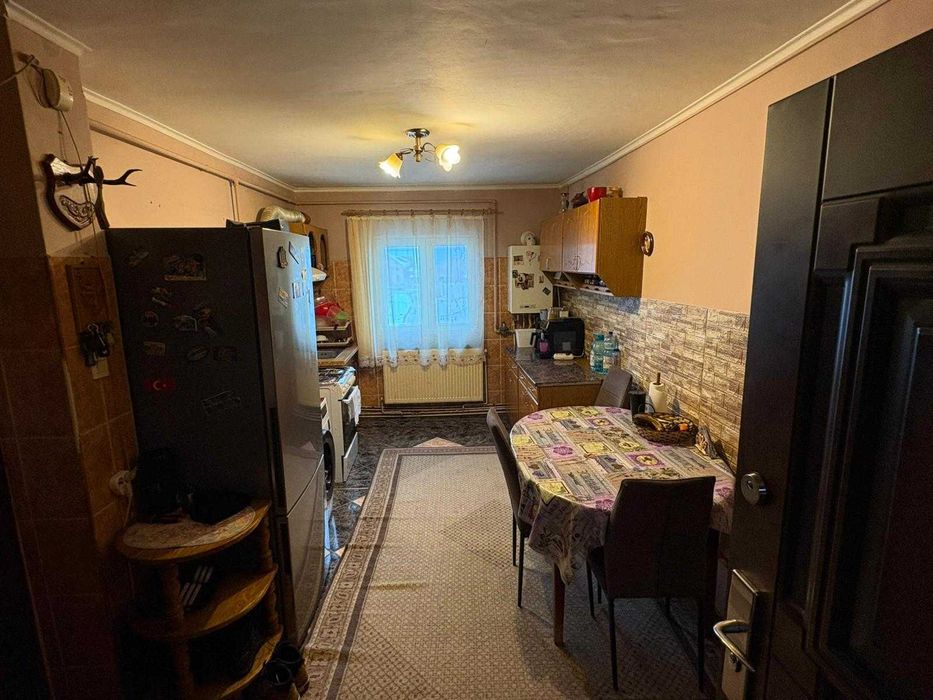Apartament de vânzare cu 2 camere,2 balcoane,bucătăriei și baie.