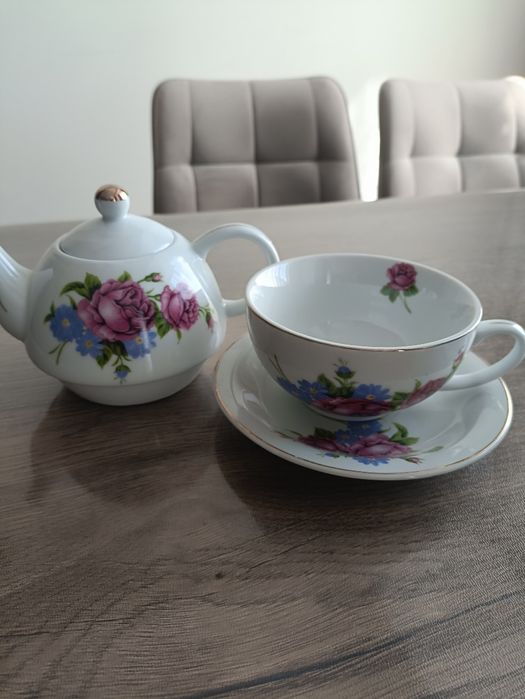 Чайный набор, чайник,чашка, блюдце.