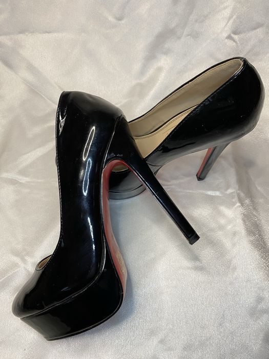 Черни лачени токчета