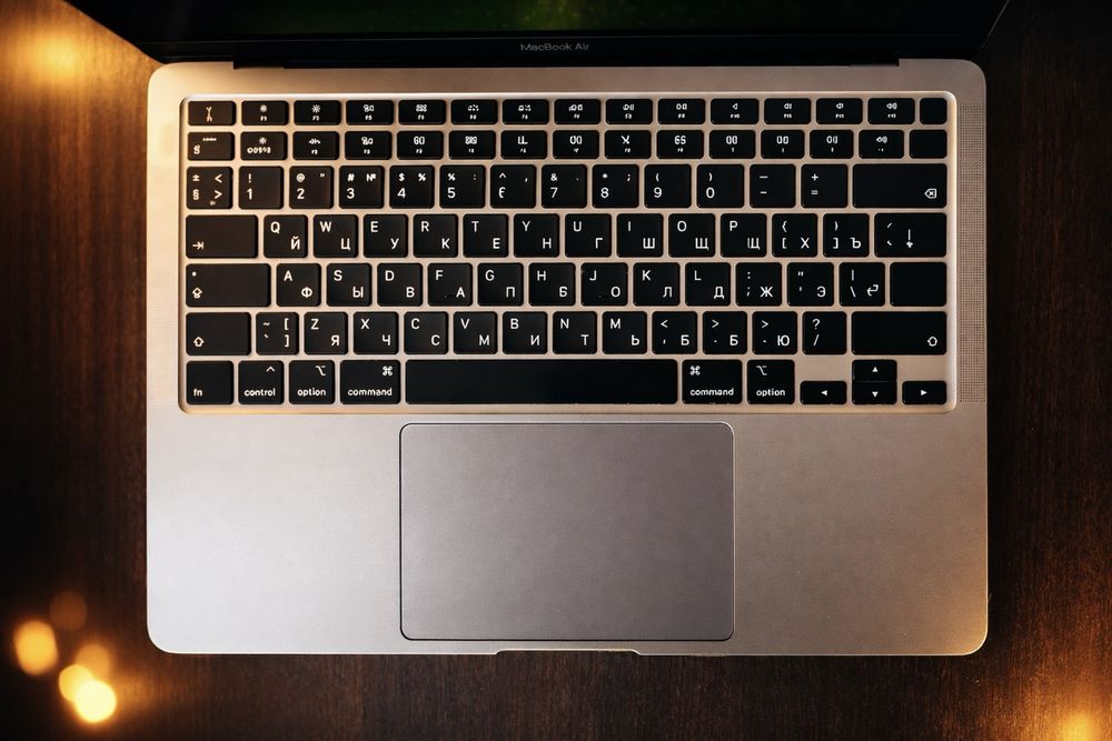 MacBook Air 13” 2020 (Intel) + Apple Magic Mouse 2