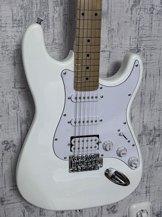 Продаю электрогитару Fender stratocaster white