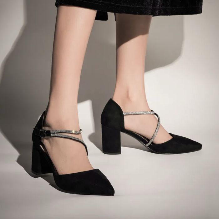 Туфли на каблуке со стразами