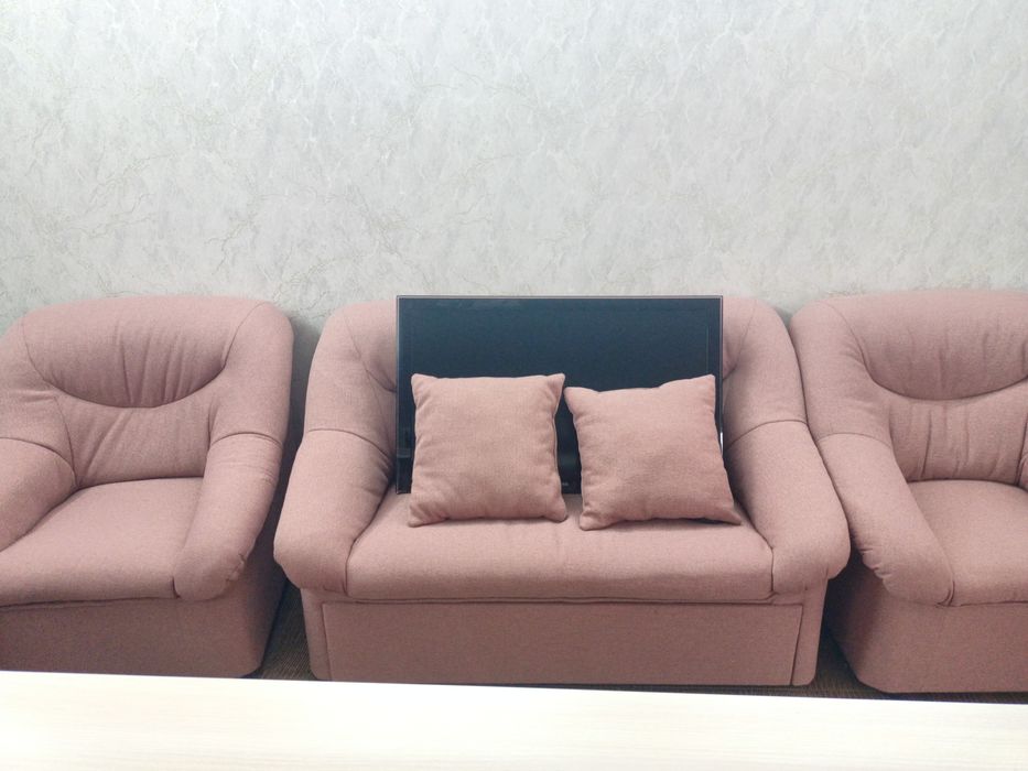 Продам диван и кресло 90000