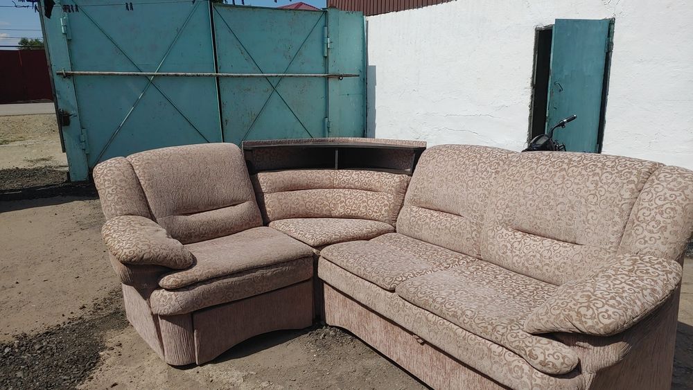 Продам  радиаторы. Окно диван