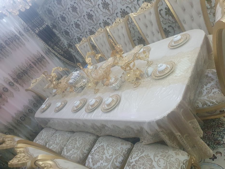 Шикарный стол со стульями