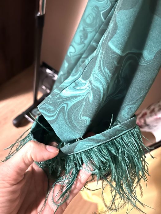 Вечерна рокля с щраусови пера , които могат да се махат