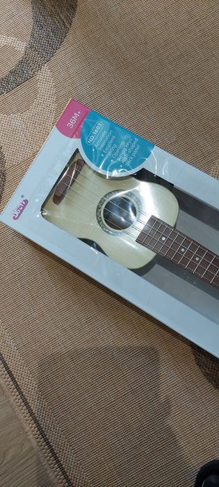 Продавам детска китара