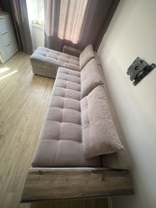 Уловой диван бежевый велюр