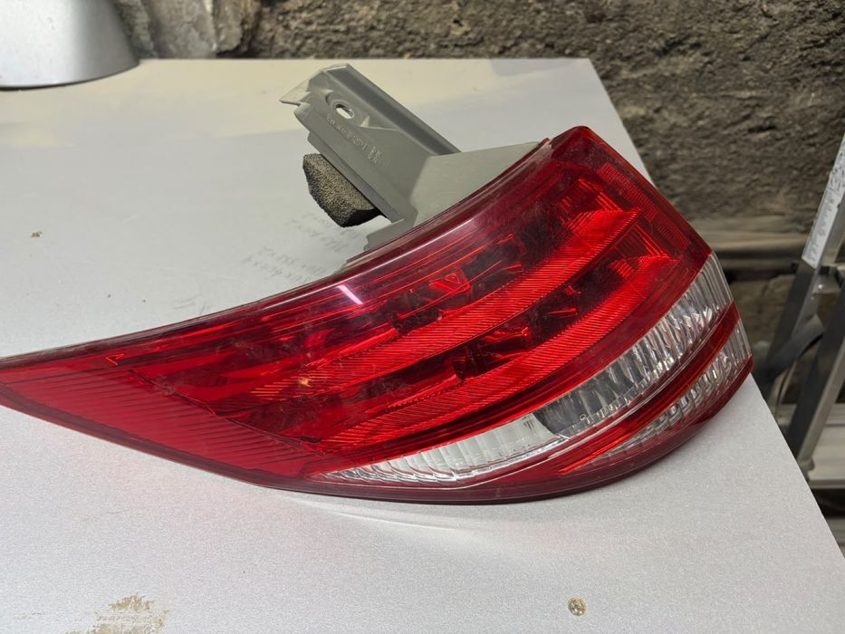 Фары задние на Toyota Estima