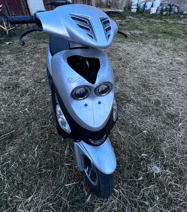 Продавам скутери белия е китайски със Suzuki 50