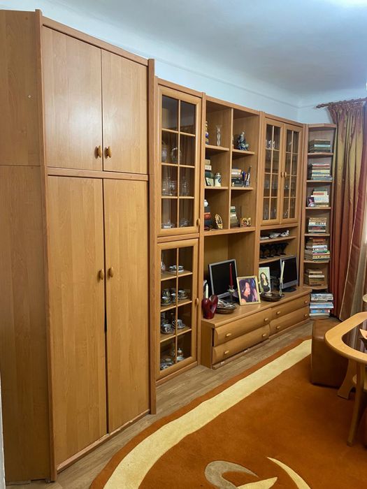 Vand mobila living completa (vitrina, canapea, covor, masuta si tabure