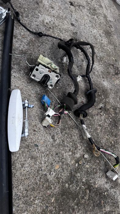 Piese accesorii Usa Dreapta fața Dacia Duster 2010-2017(macara/geam/broasca/instalatie elect/maner)