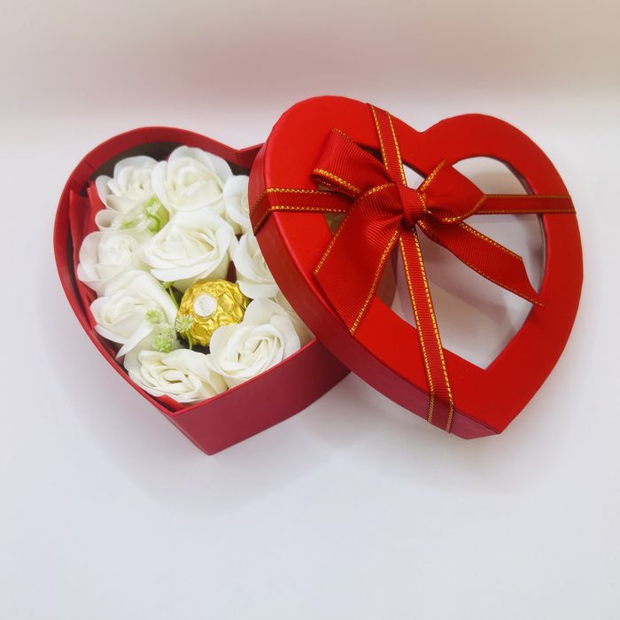 Кутии сърце с бонбони и сапунени цветя,св.Валентин, рожден ден, 8 март