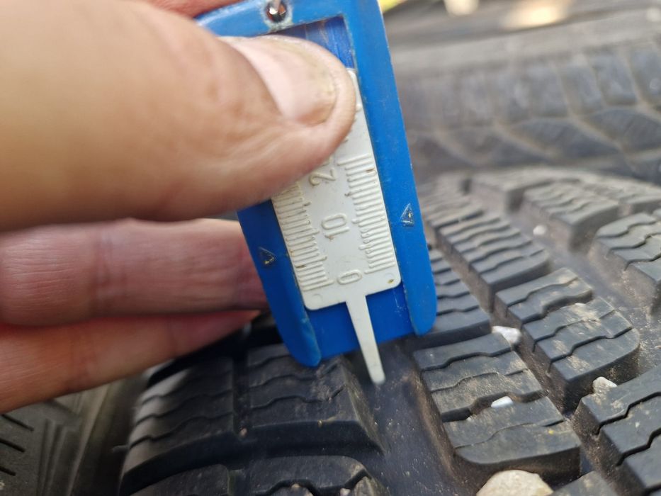 două cauciucuri 185 60 15 de iarnă,m+s