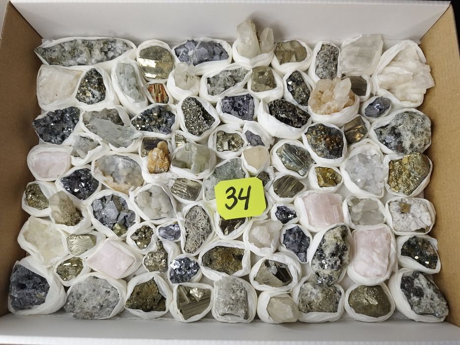 Минерали във кутии микс