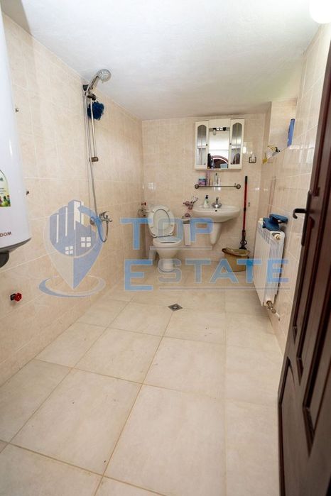 Успешно работеща къща за гости с басейн и отлична репутация в село Ми